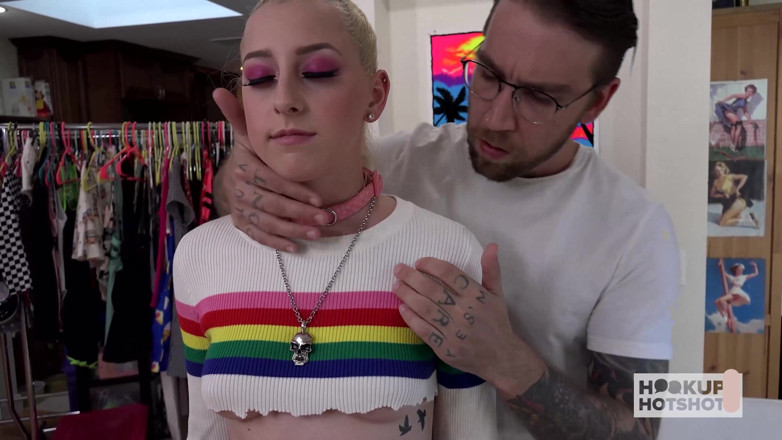 Hookup Hotshot: La jolie blonde Melody Parker laisse cette grosse bite sèche...
