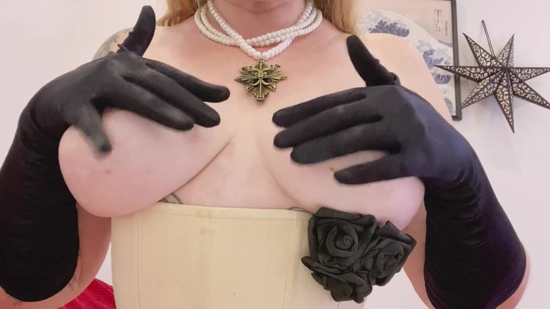 Kisicaxx: लंड हिलाने के निर्देश मेरे स्तनों की पूजा करते हैं Dimitrescu Cosplay