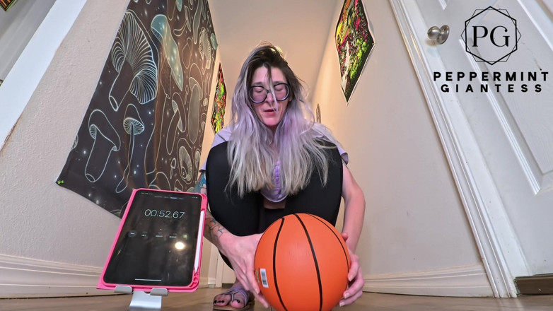 Peppermint Giantess: 6'7 Dewi Tinggi Memegang Cabaran Bola Kebakaran Satu Tangan Berapa...