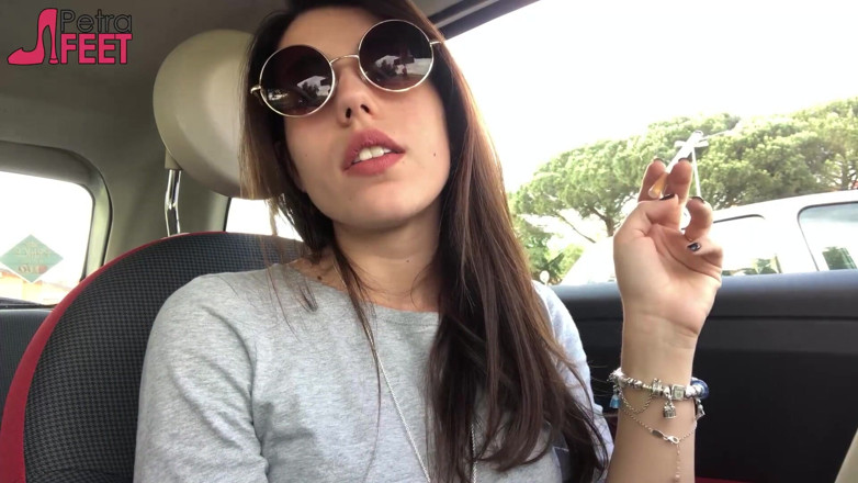 Smokin Fetish: Petra fume dans la voiture