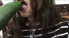 Adorable Teen: Submisivní latina teen saje okurku, dokud není spolknuta, a pak...