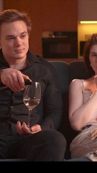 Film byl příliš nudný, ale jízda na tom obrovském čůrákovi byla fantastická. 4K HD Tim team