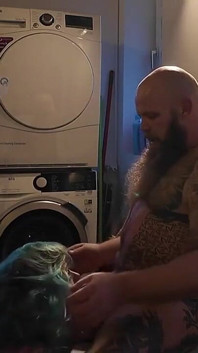 トイレで頭を溺れさせながら彼女の尻を突く