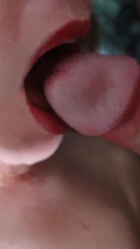 義理の息子は彼女の寝室で彼の熱い継母をファックするようになりました