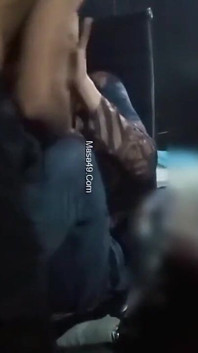 Sulu doğal memeli Pakistanlı kadın sakso çekiyor