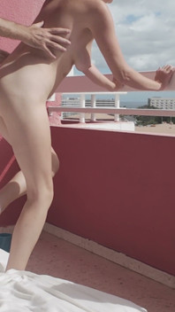 J’ai baisé une petite salope sexy sur le balcon pour que tout le monde puisse voir