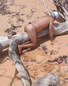 Ladysilvas: Ladysilva își expune chiloții sexy pe plajă