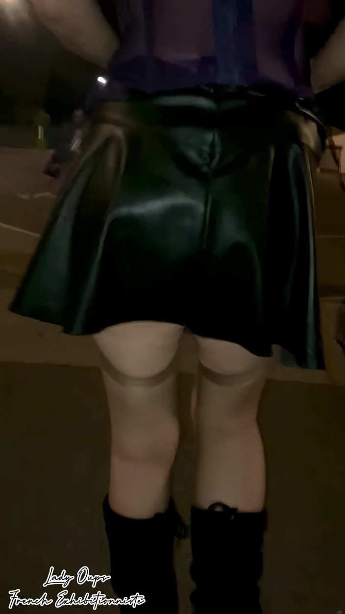 Lady Oups: Halka açık yerde mini etekli külot yok