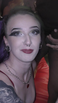Ragazze calde e formose dal Regno Unito Adore danno gioia ad una festa bukkake