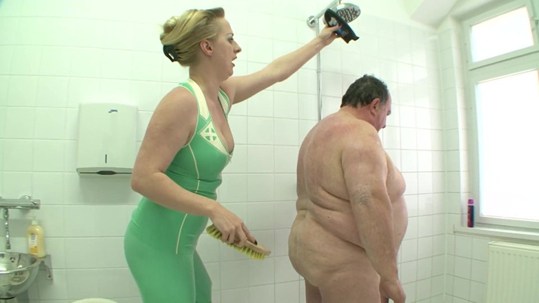 German BDSM MMV: BDSM domina com seus escravos rebentando bolas e metendo