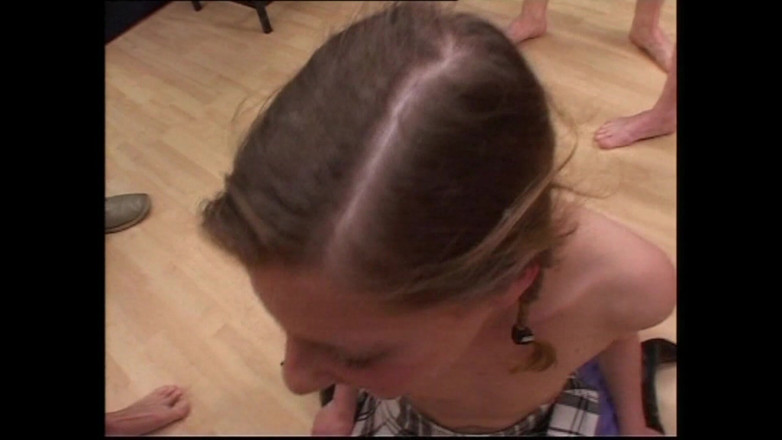 Euro Sluts: Bukkake pro Mladou děvku s malými kozami ošukaná mnoha obrovskými...