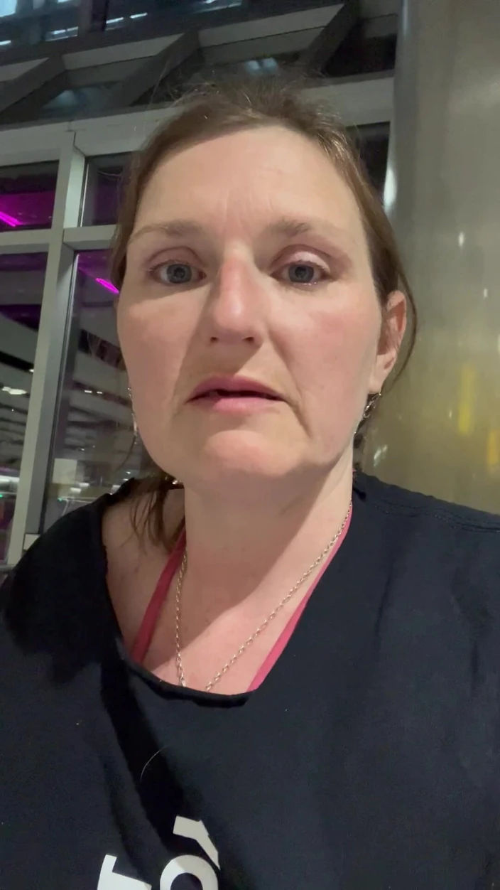 MistressWriggler: Peitos Nus No Aeroporto