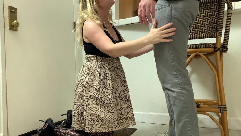 Erin Electra: 배다른아빠가 격리 중 집에 머무를 수 있도록 도와주는 새엄마
