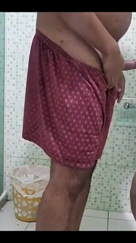 Het mogen går in i badrummet med sin stygga styvson och tar mycket sperma i munnen