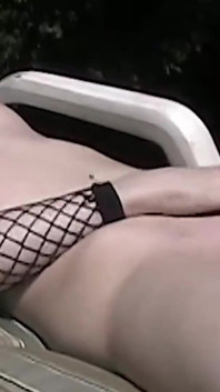 Eine brünette im Bikini masturbiert am pool und wird mit einem dildo gebohrt