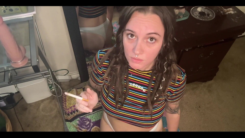 Chery Trees: 발정난 갈색 머리 흡연과 딜도 타기