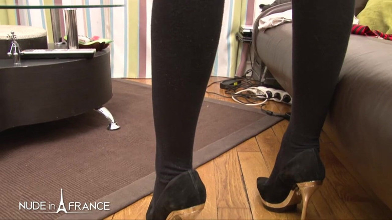 Nude in France: Charlie, estudando sociologia, gosta de ser fodida com força e...