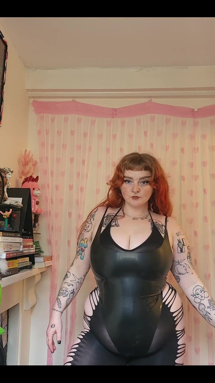 Bunny Royle: Vrtět vrtět. Líbí se ti mě v my sexy latexové...