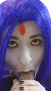 Raven succhia un cazzo succoso