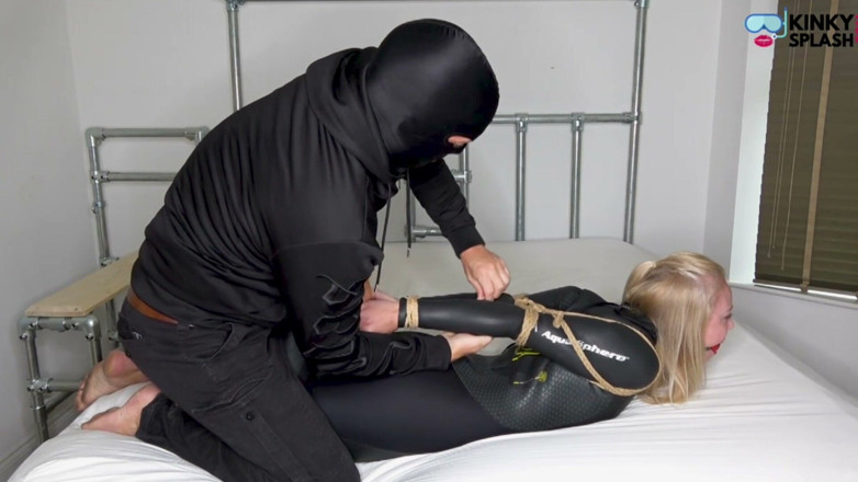 UKCuteGirl Lucy Lauren: Enge verschwitzte wetsuit-hogtie-bondage mit großem knebel