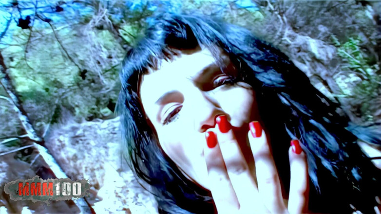 MMM100: Nina Roberts la pornostar Nina Roberts si spoglia nel bosco