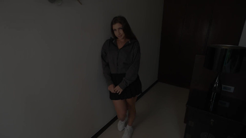 Kriss Kiss: Une jolie fille de fitness supplie de la baiser dans...