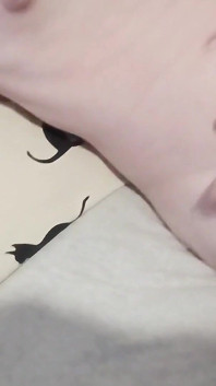 Giovane trans si masturba da sola nella sua stanza fino all'eiaculazione