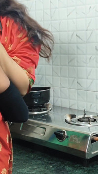印度家庭主妇和大鸡巴和男朋友在做爱后做饭