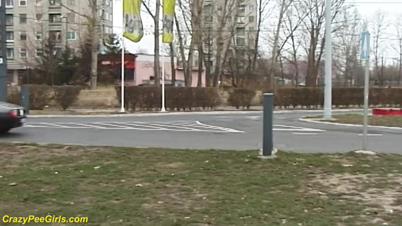 Crazy pee girls: Сумасшедшая девушка писает на улице