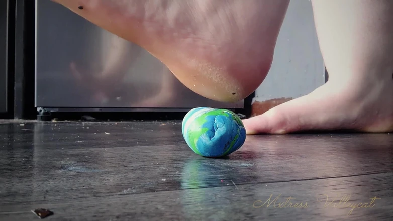 Mxtress Valleycat: Todos quieren pisotear el mundo