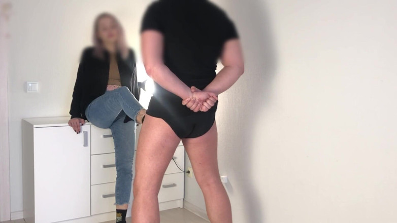 Amateur_fetish: Тинка пытает яйца 2 | ракурс 2