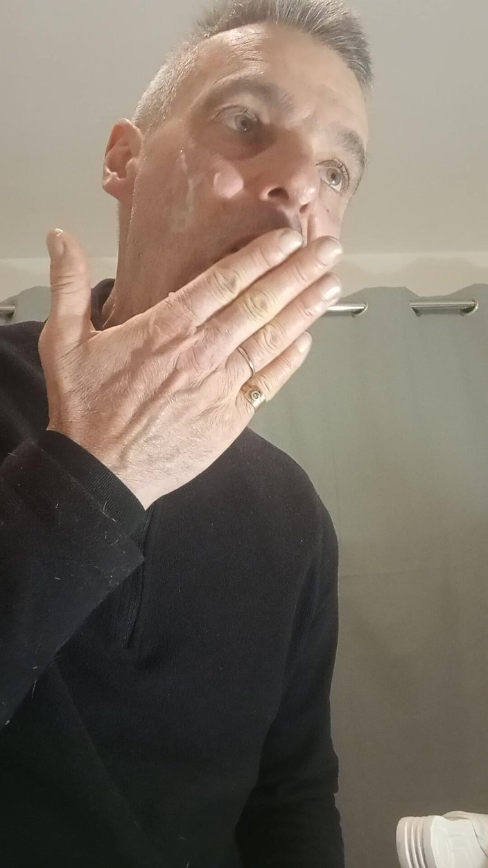 Jardinsecret346: वह एक अच्छे फैलाव के बाद अपने शुक्राणु को खाता है