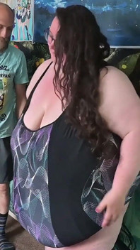 Hjälper sexig SSBBW i tight baddräkt