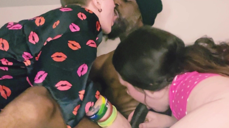 Thekookiejar: 2 osamělé dámy slaví Valentýna šukáním dveřní dveře