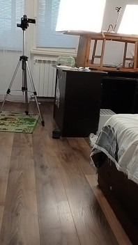 집에서 알몸으로 운동하는 섹시한 마누라. 팬티 스타킹을 신은 섹시한 갈색 머리