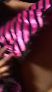 Sarışın sahibe ve hatunları büyük yaraklı maskeli bir adam tarafından tüm sıkı deliklerini siktiriyor