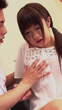 Amaenbo si gadis remaja asia lagi asik nyepong kontol abang tirinya