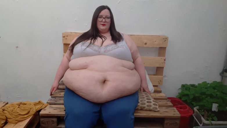 SSBBWLadyBrads: SSBBW secret garden belly and boob play