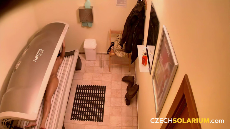 Czech Solarium: Чешский солярий 147 Брюнетка снова играет со своей киской