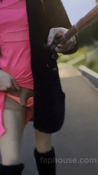 Phong cách no4 màu hồng ham muốn. "Váy hồng. Những suy nghĩ đen tối. Những ngón tay bẩn thỉu.