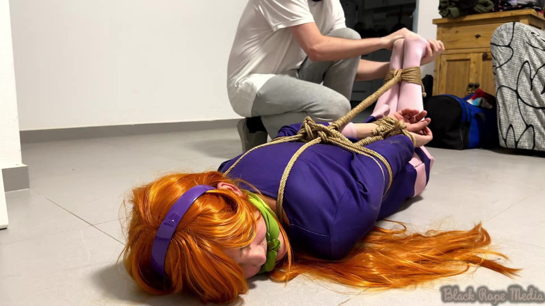 Miriam Slave: Gefesselte Jungfrau Daphne Blake