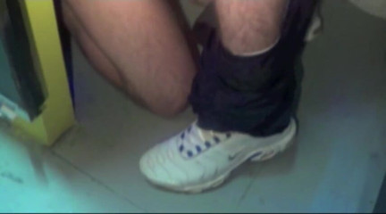 Sneaker gay: Spor ayakkabı ustası üstten sikişiyor
