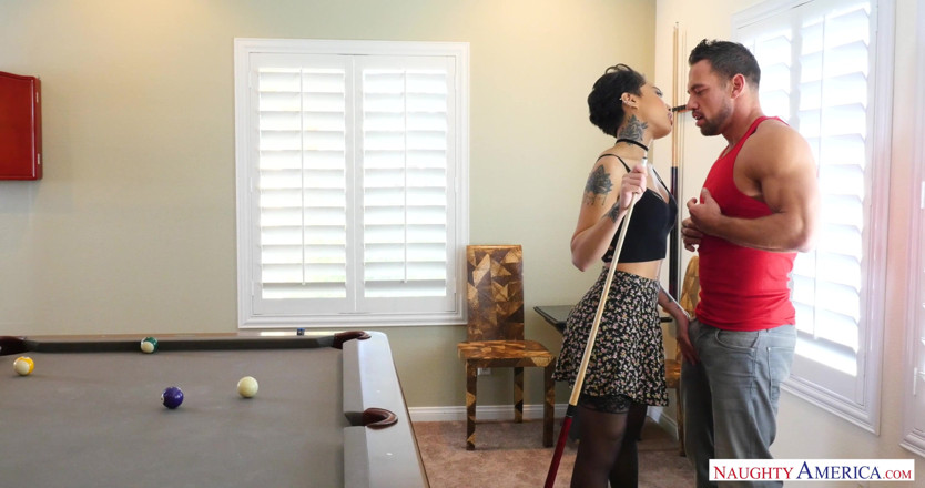 Thunder cock: Naughty America - Honey Gold šuká na kulečníkovém stole se svými přírodními...