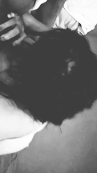 Chupando porra desfrutando bebida favorita