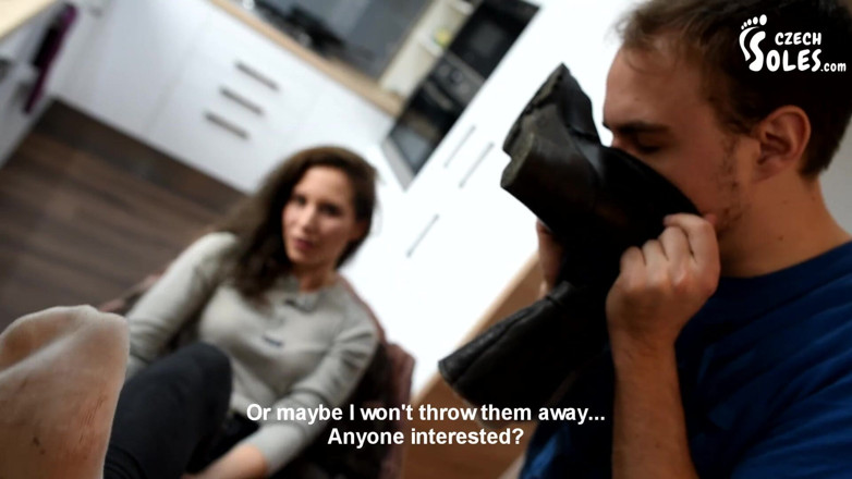 Czech Soles - foot fetish content: Kim çoraplarımı ve çizmelerimi koklamak ister?
