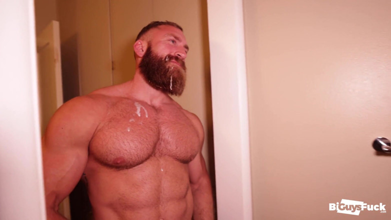 Bi Guys Fuck: Sex în trei bisexual secret