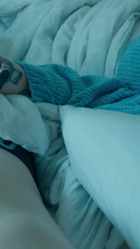Freche Stiefmutter Und Flexible Stieftochter Erwärmen Sich Im Geteilten Hotelbett, Bevor Stiefsohn Zum Creampie Mitkommt