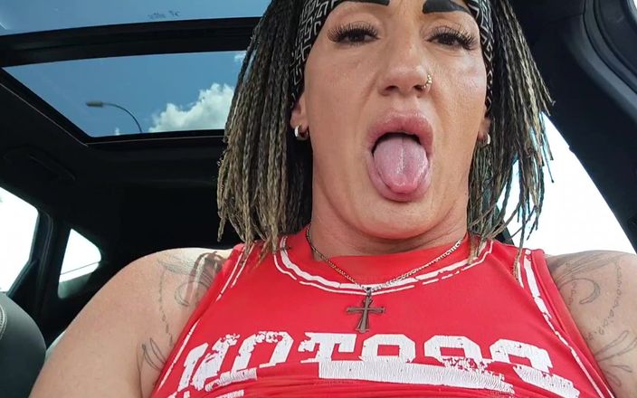 Danaxmuscles: Wyjmuję moje cycki i pieprzę się w samochodzie, aby mogli...