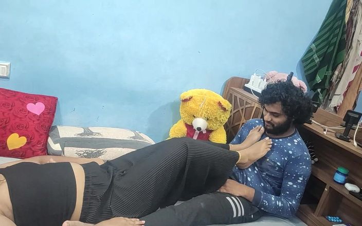 Vaigavarun Feet romance: Brust mit füßen treten
