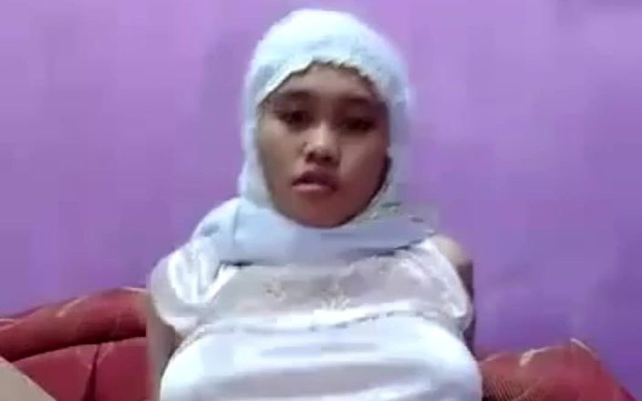 Jilbab69: Gái vú to đội khăn trùm đầu thủ dâm cực khoái